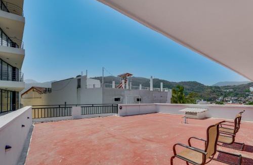 Lazaro Cardenas Apartment | Walk to Beach + Rooftop Views: Puerto Vallarta Apt
