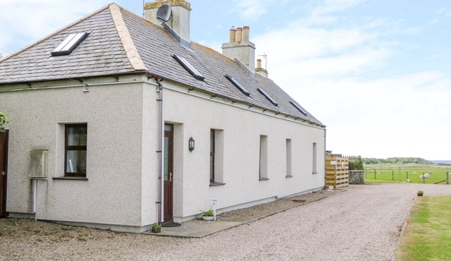 1 THURDISTOFT FARM COTTAGE, pet friendly, with open fire in Thurso in Thurso