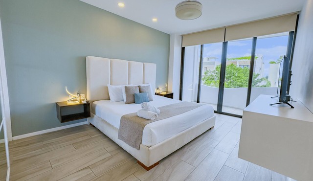 1BR Apartment w/Private Balcony - Rooftop Pool - Walk to Beach & 5th Ave