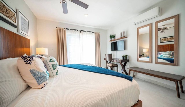 2 BR Penthouse with & Pool - At Margaritas