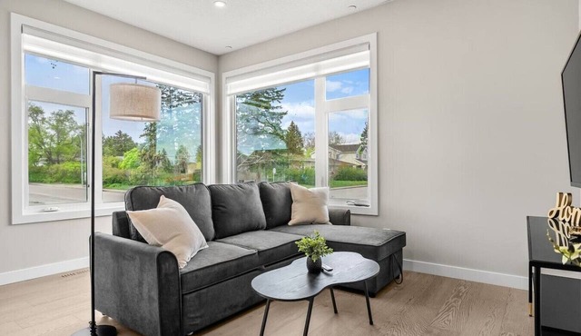 2 King Bed | Sofa Bed | Garage | Min to UofC | NEW in Calgary