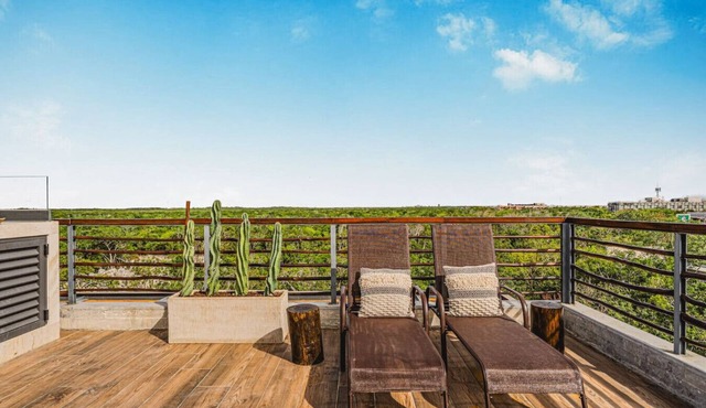2BR Penthouse w Private Rooftop | Jacuzzi & Gym Access