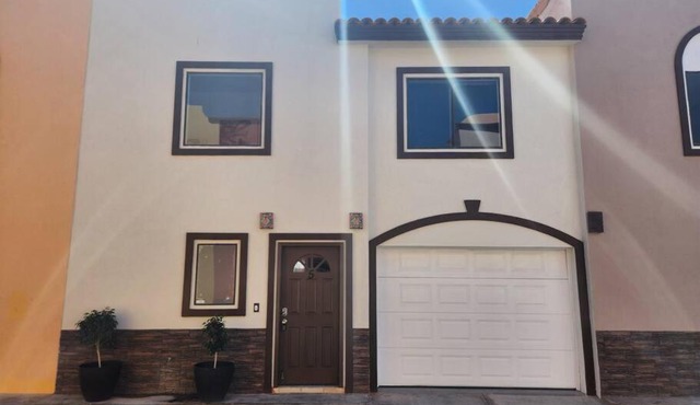 3 bedroom townhouse w garage blocks from the beach