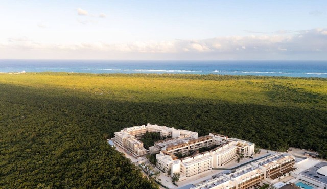 5 min to Beach 2BR w Pool | Gym | Yoga | Coworking