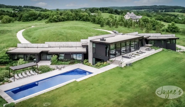 5bdrm 7bath modern oasis in Creemore! Pool! Hot Tub! Sauna! Podcast Media Rm! in Creemore