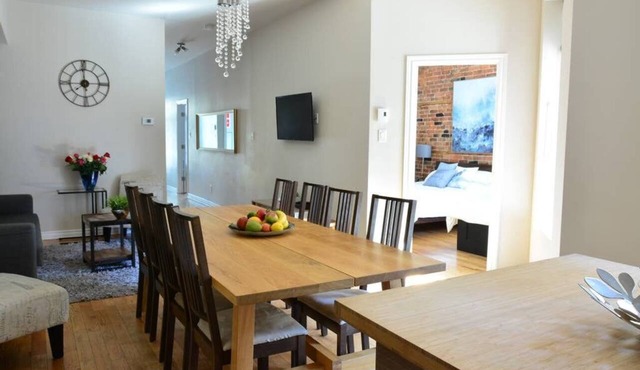 A+ location! Large Terrace - Fast WiFi - 4 bedrooms + 3 full bathrooms - parking in Montréal