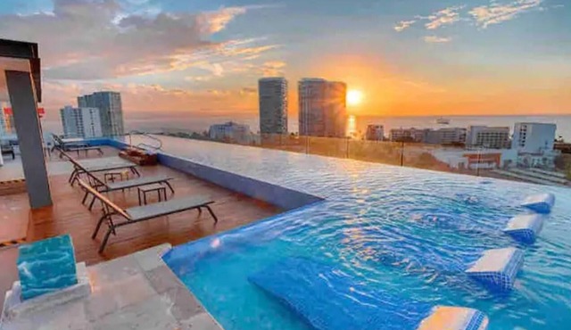 Amazing Loft 1 block away from the beach and the best rooftop with sea view.