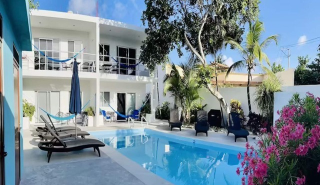 AQUA GUESTHOUSE 5~ A+ INTERNET ~ STEPS TO THE BEACH