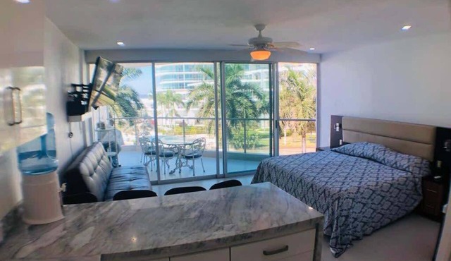 Area Ocean, Affordable 1BR Studio, Beachfront Resort, Pools, Snack Bar, & Balcony