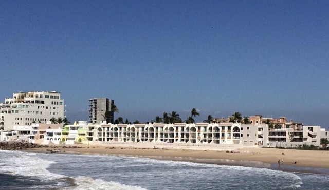 Beach Condo w/pool & tennis court.
