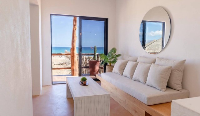 Beachfront Upstairs Cabin at Rasta Beach with Stunning Ocean Views, Palizada Del Mar
