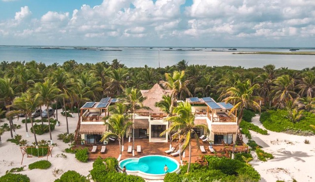 Beachfront Villa Playaäkun