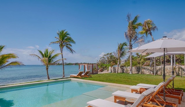 Beautiful beachfront villa, perfect for large groups, heated pools and a chef in Akumal