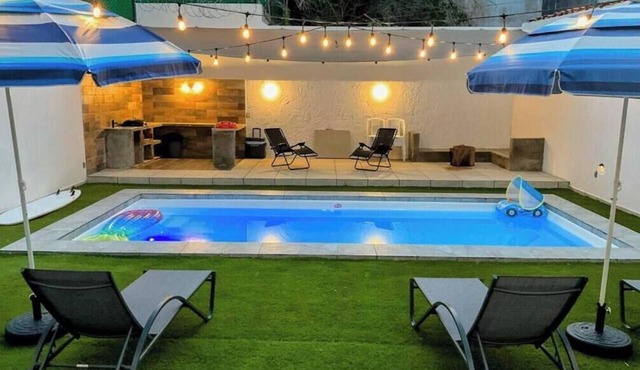 Beautiful house with private pool, up to 20 people, very close to the beach!