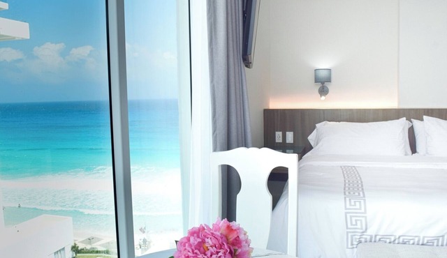 Brand new studio at the beach, gym, pool, jacuzzi, spa