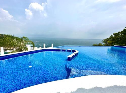 Bungalow frente a la playa estrene alberca nueva con increíble vista infinita al mar, 8 hermosas playas cercanas, terraza con cama de playa, espectacular vista al inmenso océano pacífico, 2 kayack disponibles, nómadas digitales Starlink WiFi 224 mbps in Puerto Ángel
