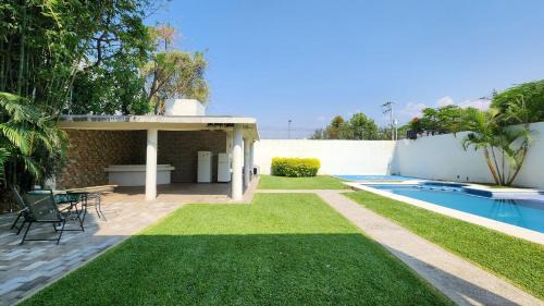 Casa lujosa con cancha de básquet y alberca in Cuernavaca