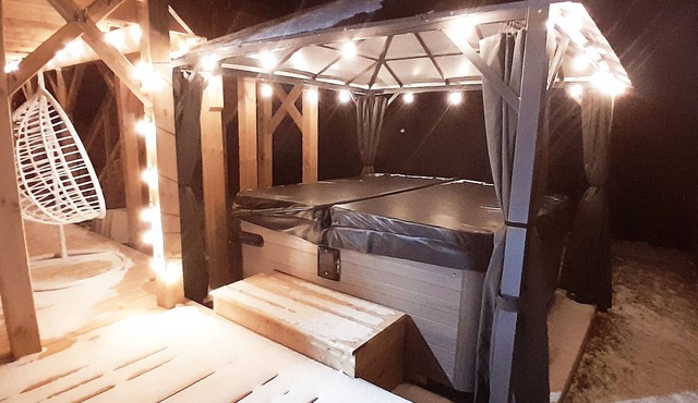 ❤ Cedar-View Studio with Hot Tub ❤ in Orillia