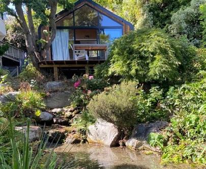 Central Wanaka Oasis, Tiny Home, Mountain Views & Spring Water in Wanaka