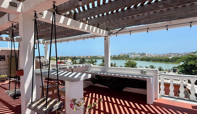 Centrally located walking distance from restaurants, Mercadito, etc.