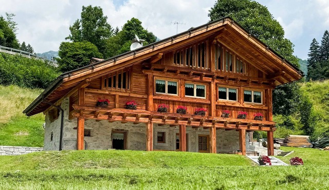 Chalet 'Maroc Mountain' with Mountain View, Private Terrace and Wi-Fi in Carisolo