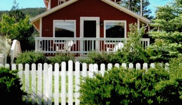 Charming Hilltop Cottage Near Downtown Estes with Views A/C WIFI and Parking! in Estes Park