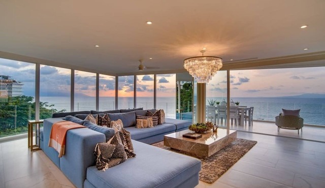 Chic Oceanfront Indah Apt 5 min from Downtown