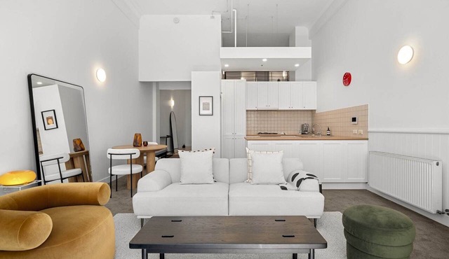 Classic 1-Bed City Stay Near Eateries and Laneways in Melbourne