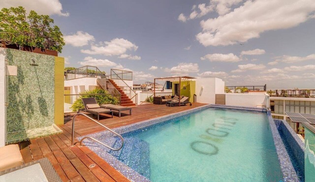 Coastal oasis w/spa tub near beach & 5th Ave