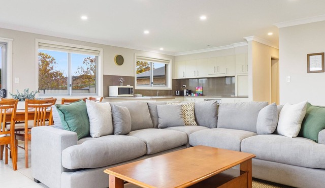 Comfortable and spacious 4 Bedroom, 3 Bathroom open plan home in Berridale in Berridale