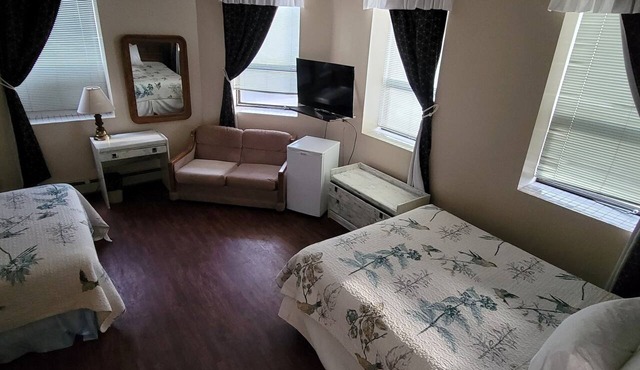 Cosmopolitan Hotel in Blairmore