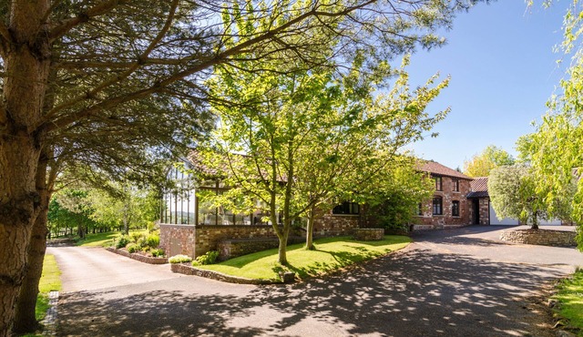 Countryside retreat with stunning views & pool in Bristol