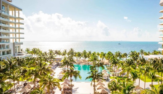 Cozy 2-bedroom condo with AC in cool Cancún neighborhood