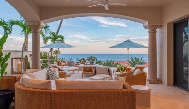 Del Mar Palmilla Villa, Steps from Swimmable Beach — Chef & Butler Incl.
