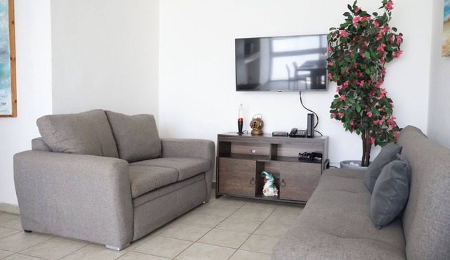 Departamento en avenida principal 4 Pax A 15 min de la playa con AC y terraza