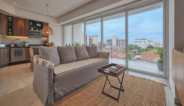 Dsire 402 | 1BR/2BA | PV Zona Romantica | Pool, Gym, Nightlife