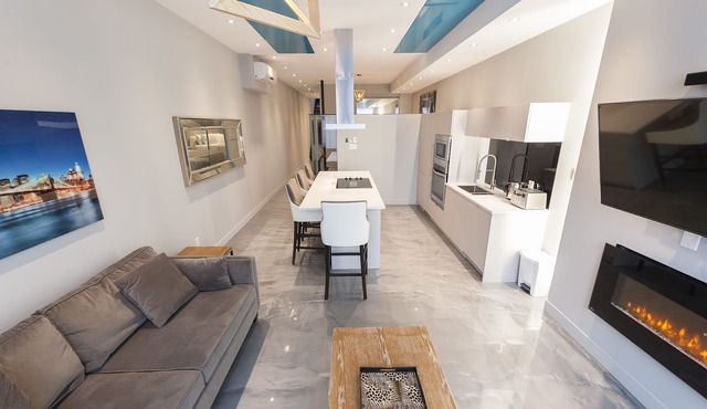 Duplex Loft with Private Terrace, Parc Avenue in Montréal