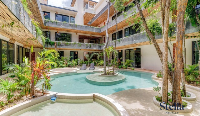 Eco Chic, Private Patio with Splash Pool, Pools and Gym Onsite, 10 min to Beach!