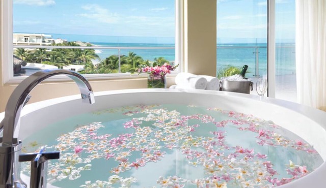 Endozi Elite Suite - Luxurious Oceanfront Stay with Premium Services