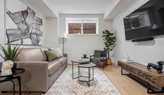 Ethereal Escape 2BR Suite Sleeps 6 AC near UofC in Calgary