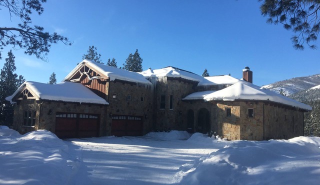 Executive Riverfront Mountain Retreat With Indoor Pool, Hot Tub, & Private Pond in Hamilton