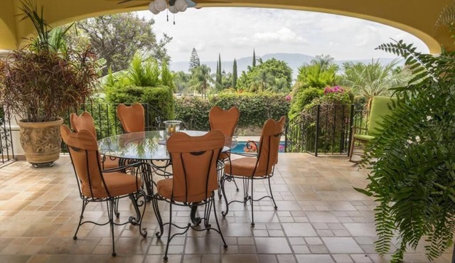Family, Pet, Disabled Friendly Villa with Pool, Wi-Fi, and Air Conditioning. in Ajijic