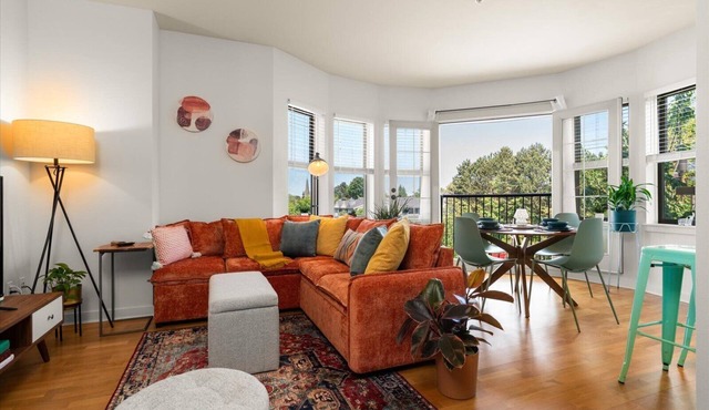 Free Parking Chic 2BR King Beds 95 Walk Score Huge Patio! in Seattle