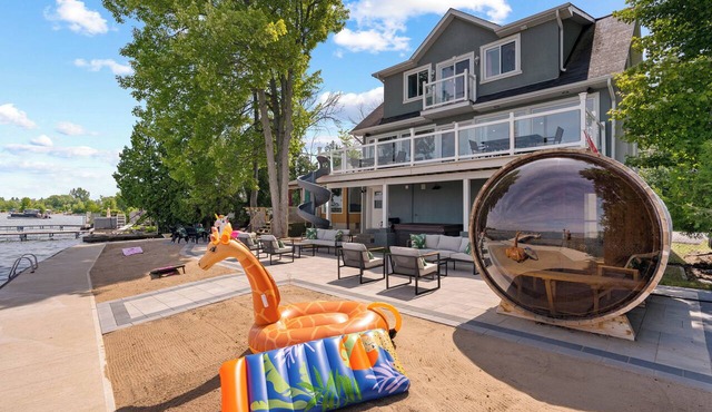 Fun & sun waterfront with sauna, hot tub and slide in Innisfil