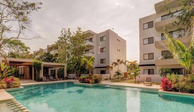 Gated Community, Balcony, Pool & Gym, 9min to Mall