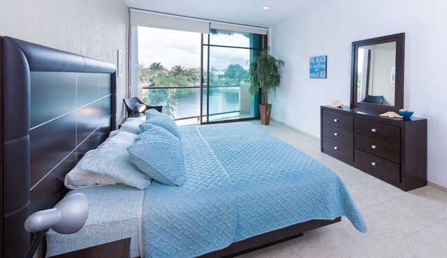 Gorgeous 3 Bdrm Lagoon Condo Pool Wifi Kayak paddle boards Golf Cart Available
