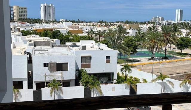 Gorgeous Newly built Apartment walking distance to the Beach