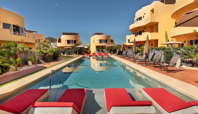 Ground Floor Condo with Pool, Walk to the Beach