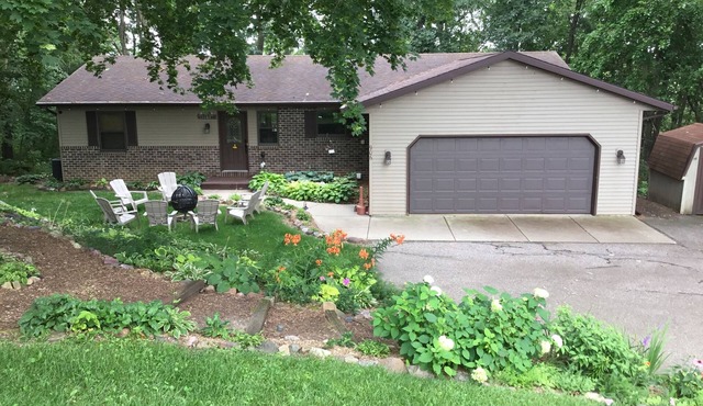 Harmony House, spacious 5-bedrooms in downtown Baraboo near Devil's Lake Park in Baraboo