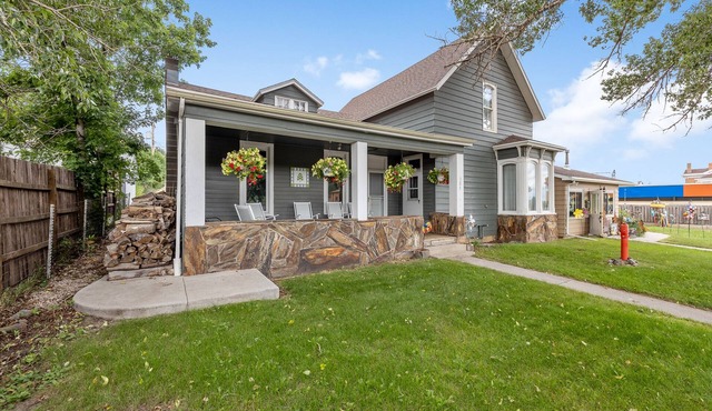 Historic Outside, Comfort Inside – Downtown Custer Retreat in Custer